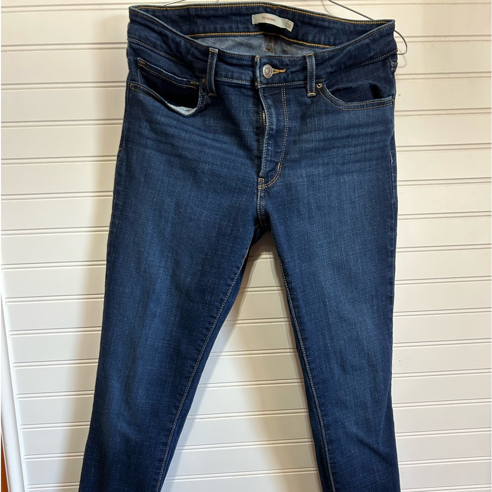 Levi’s 711 skinny jeans. Tags taken off to wash